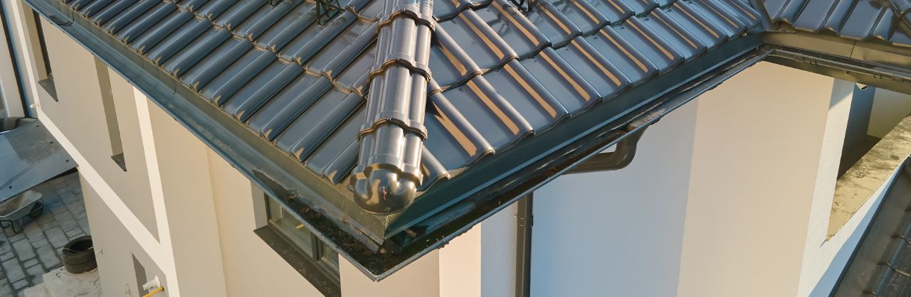 Glanzhelden – Dachrinnenreinigung – Header Dachrinnenreinigung: Saubere Dachrinne an modernem Hausdach.