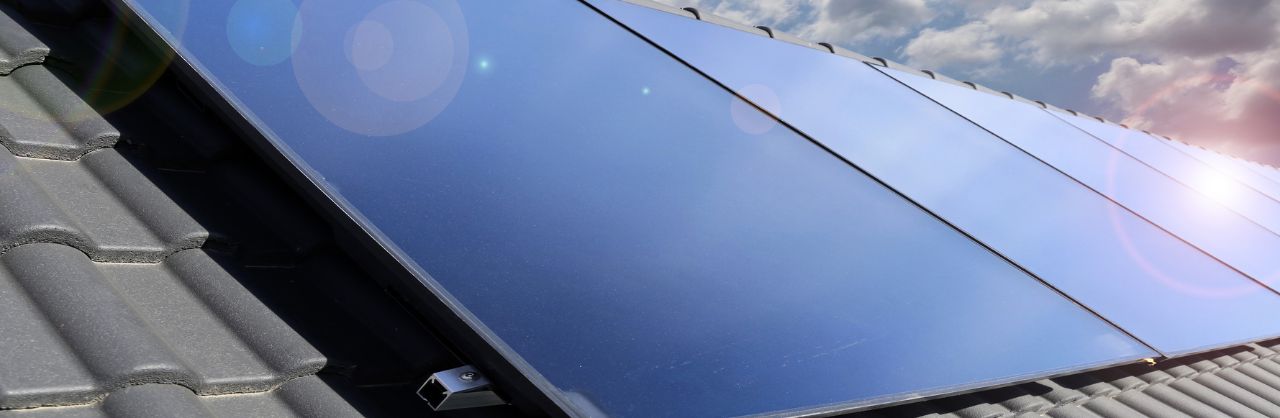 Glanzhelden – PV-Anlagen Reinigung – Header Photovoltaikanlage auf einem Dach