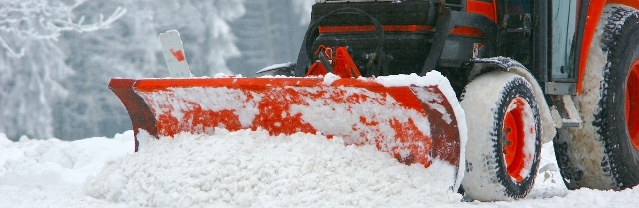 Glanzhelden – Winterdienst – Header Aufsitzschneefräse, die den Schnee schiebt