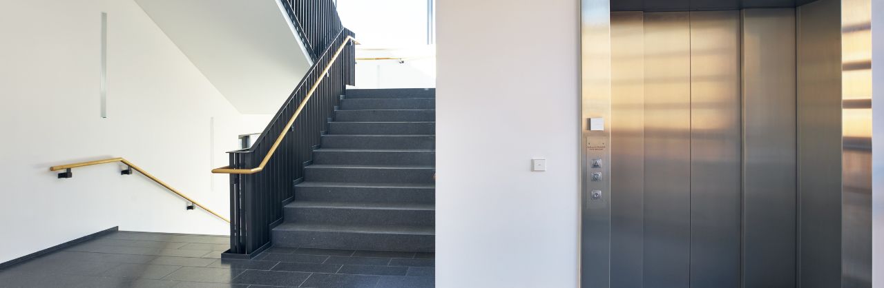 Glanzhelden – Treppenhausreinigung – Header_02 Gereinigtes Treppenhaus mit Aufzug in einem Gebäude in Uelzen